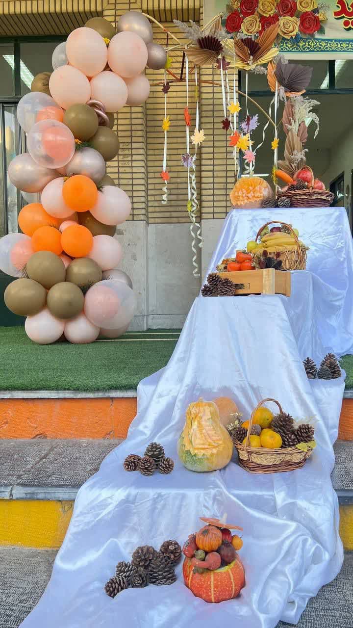 دکور برگزاری جشن ۱۳ آبان روز دانش آموز تقدیم به دانش آموزان گل دبستان صالحین با تم پاییزی